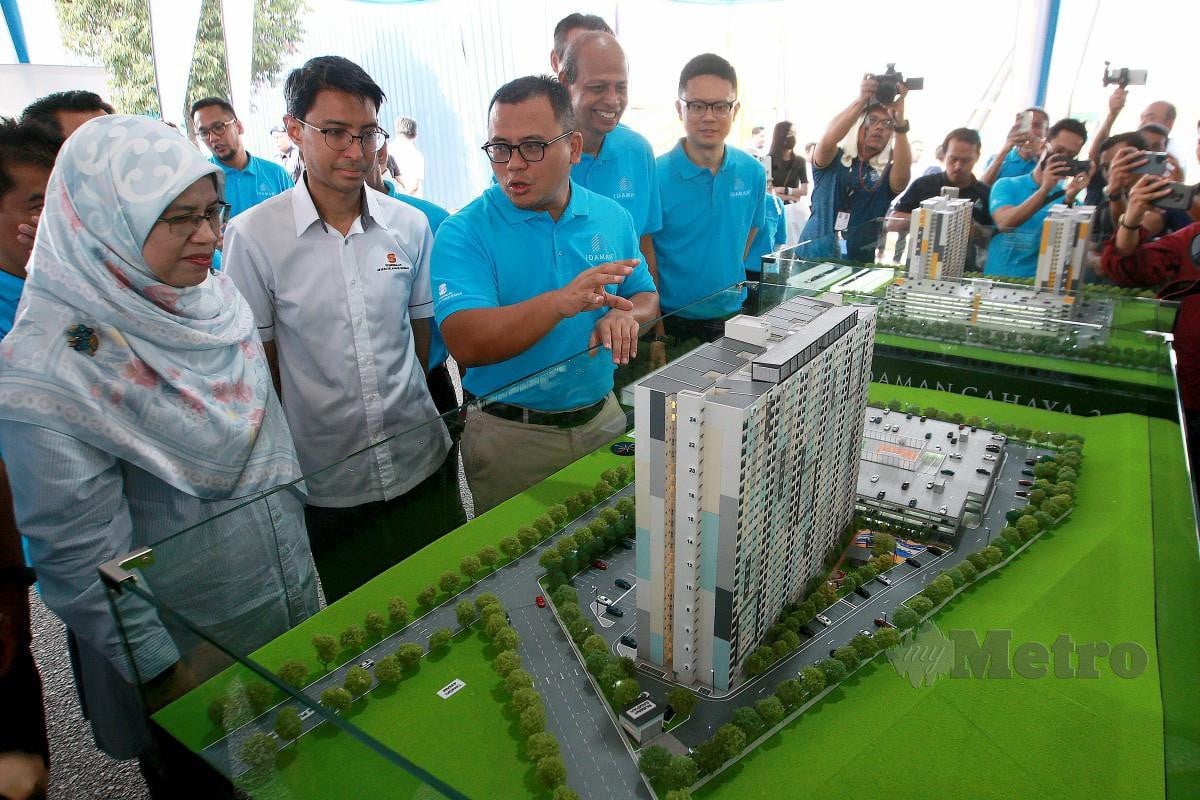 Menteri Besar Selangor, Datuk Seri Amirudin Shari (tengah) melihat replika rumah contoh Idaman Sari dan Idaman Cahaya 2. - FOTO NSTP/Faiz Anuar