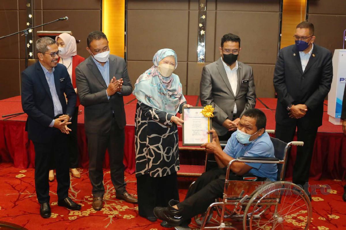 AZIZAH (tiga dari kiri) menyampaikan sijil kepada peserta.