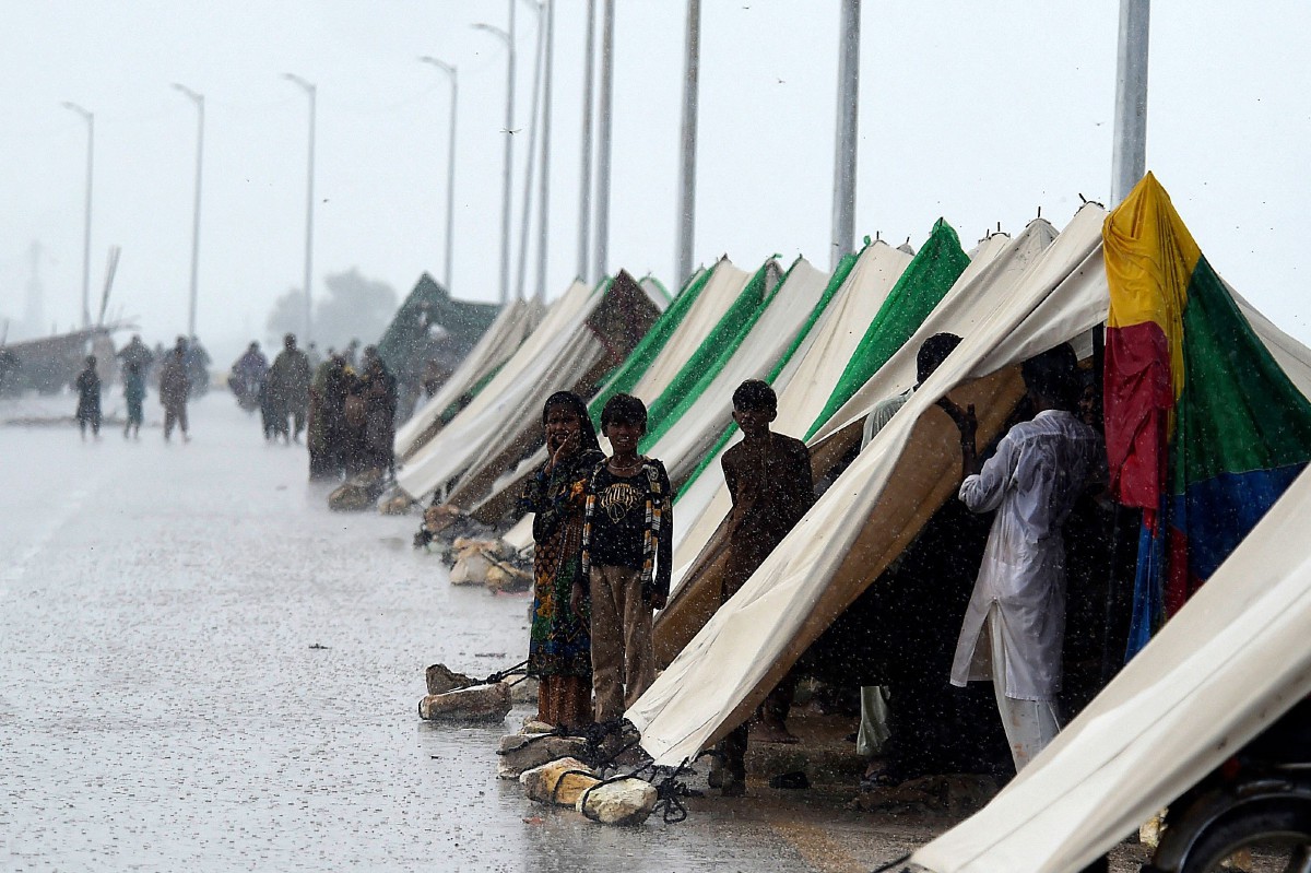 Orang awam berteduh di khemah ketika kediaman mereka dinaiki air di Sukkur, wilayah Sindh, Pakistan. - FOTO AFP