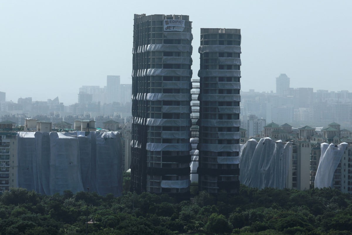 Bangunan Menara Berkembar Supertech yang bakal dirobohkan kerana melanggar peraturan. - FOTO Reuters