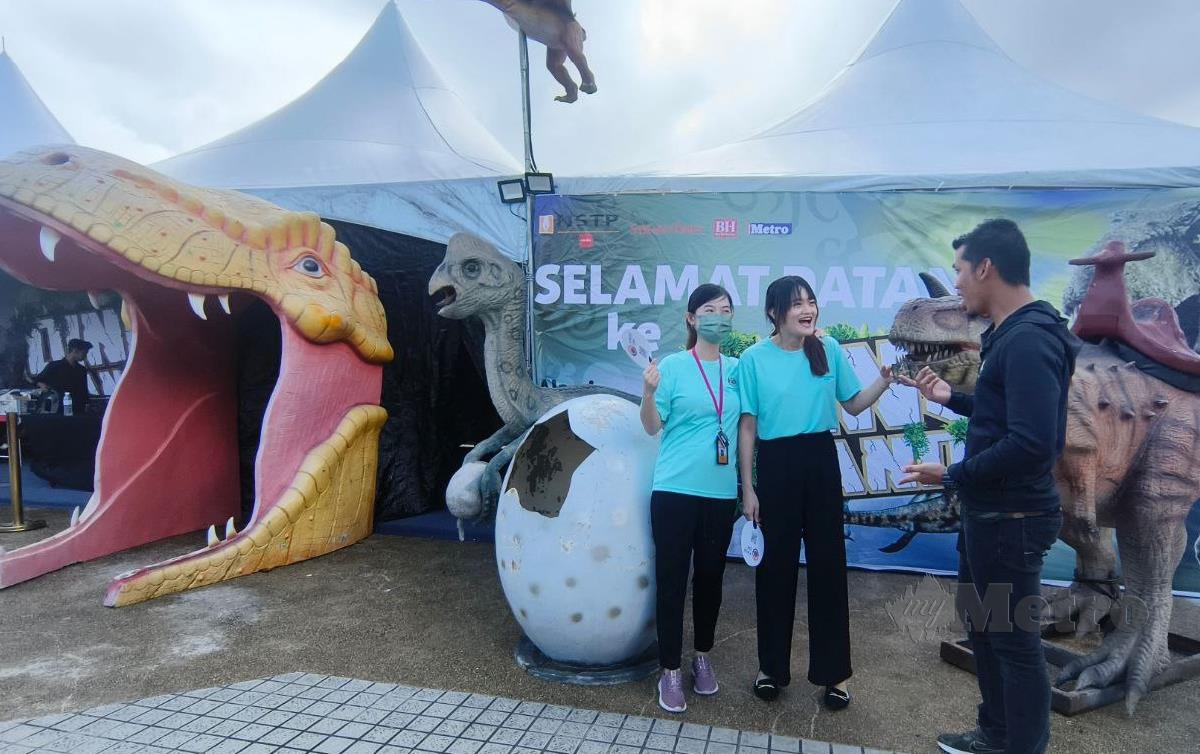 Pengunjung mendapatkan maklumat mengenai Dino Land daripada kakitangan NSTP. FOTO Mohd Roji Kawi