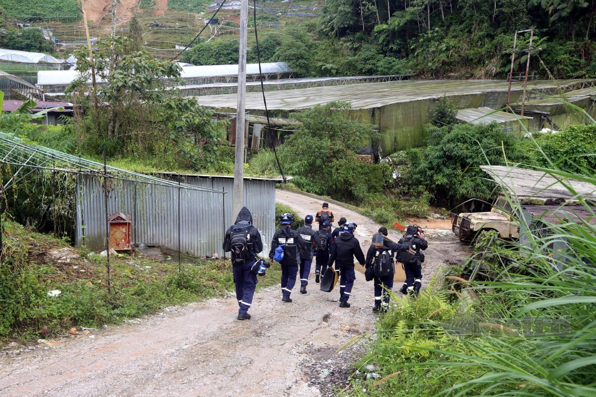 PASUKAN Penyelamat SMART Malaysia bergerak ke lokasi kejadian tanah runtuh. FOTO NSTP