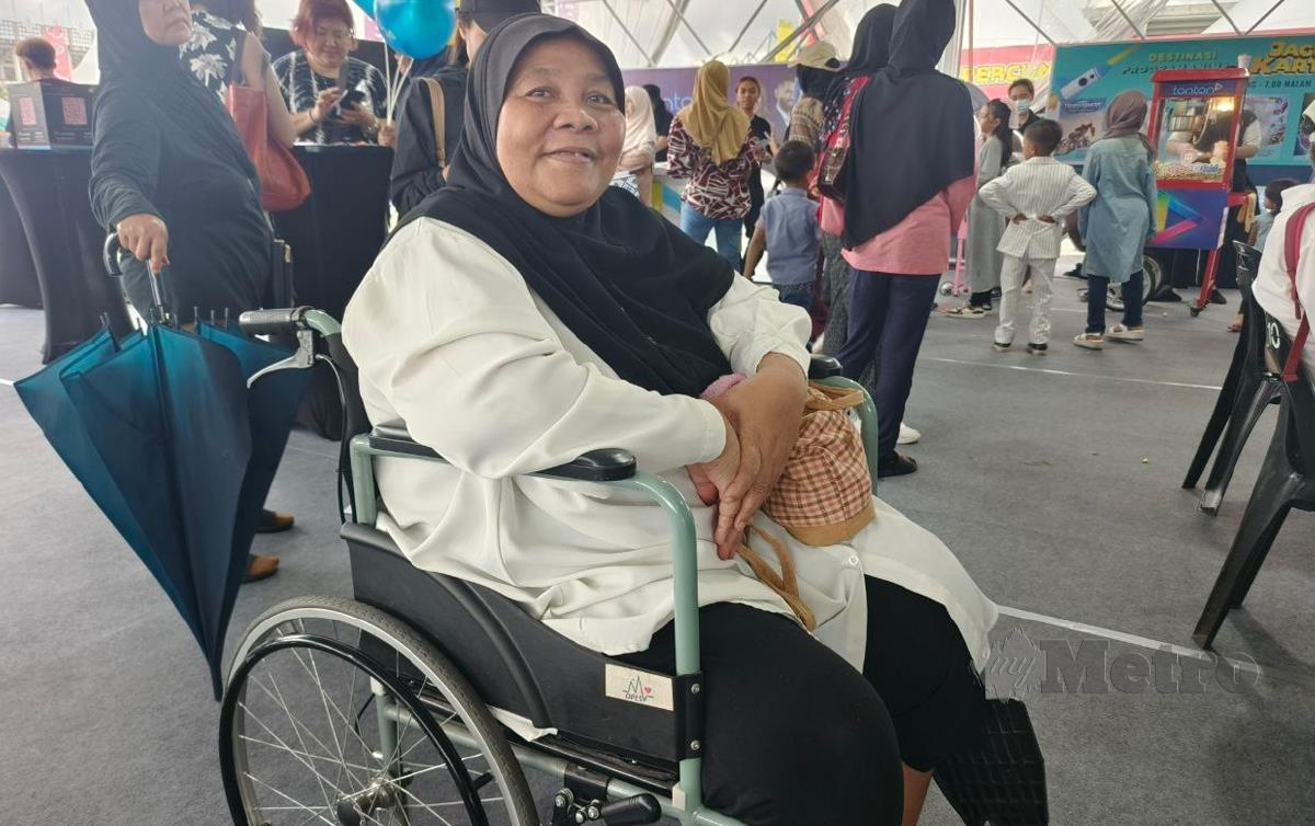 ROHANA Wahi, sanggup berkerusi roda mengunjungi KJH Segulai Sejalai Sarawak. FOTO Mohd Roji Kawi