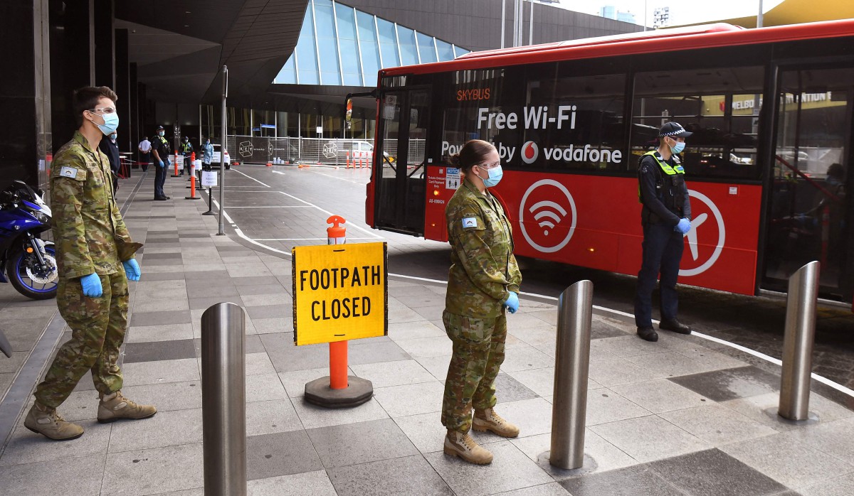 Gambar fail menunjukkan anggota keselamatan memantau pergerakan pengembara yang perlu menjalani kuarantn di hotel sekitar Melbourne. - FOTO AFP