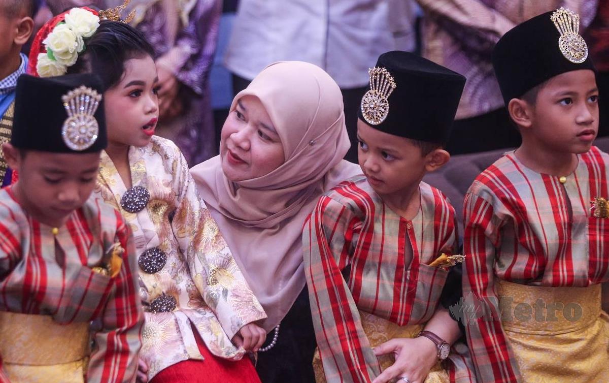FADHLINA (tengah) beramah mesra dengan anak-anak di Dewan Seri Mutiara Raia Inn Pulau Pinang. FOTO Danial Saad