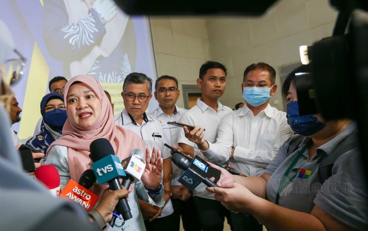 FADLINA Sidek ditemui media pada majlis Sesi Libat Urus Bersama-sana LPS Pulau Pinang dan Penyerahan BAP . FOTO Danial Saad