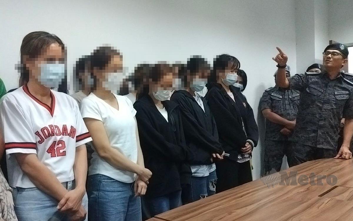 RIDZZUAN (kanan) bersama sebahagian 12 wanita Thailand yang ditahan JIM kerana tidak mempunyai cop pengesahan pada pasport. FOTO Zuliaty Zulkiffli