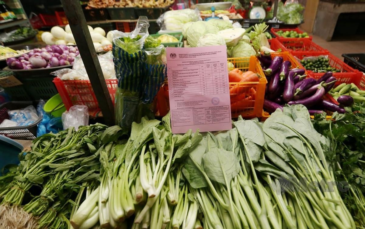 TINJAUAN di Pasar Besar Siti Khadijah di sini, mendapati harga beberapa jenis sayur-sayuran di daerah ini naik. FOTO Nik Abdullah Nik Omar