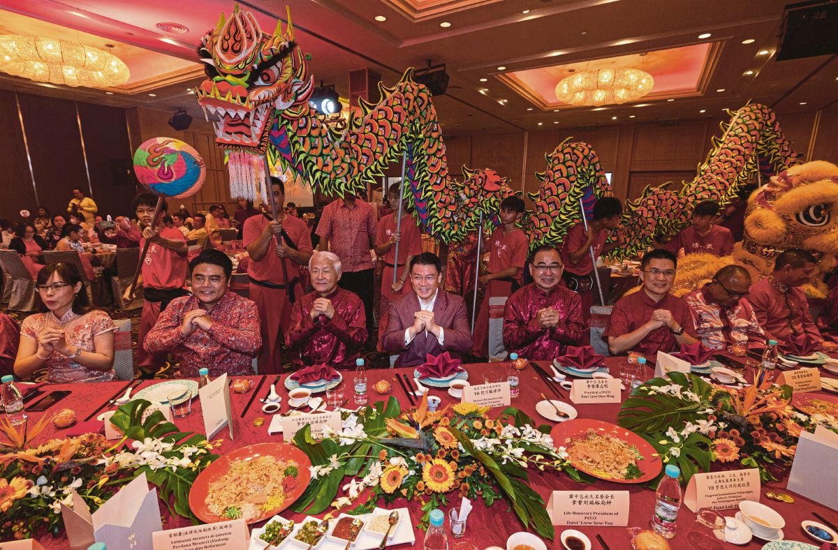 NGA Kor Ming (tengah) bergambar bersama tetamu pada Majlis Makan Tengah Hari sempena Tahun Baharu Cina anjuran Dewan Perniagaan dan Perindustrian Cina Perak (PCCCI) hari ini. FOTO Bernama