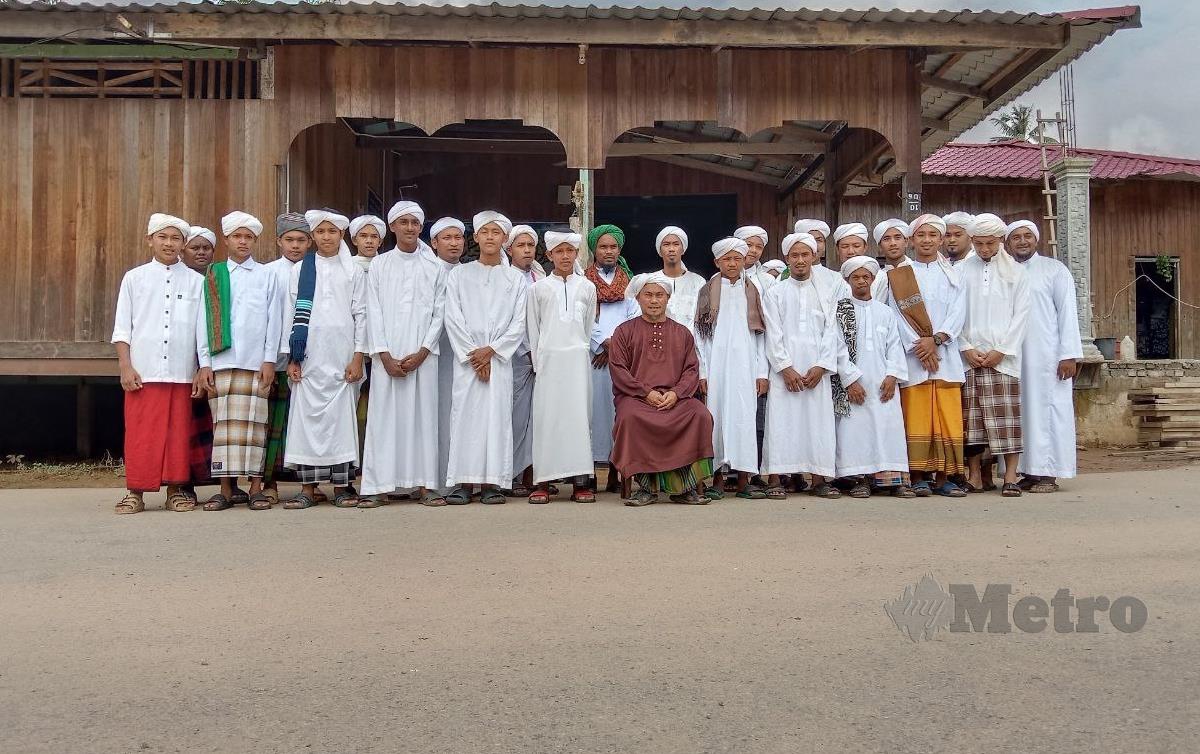PENGASAS Madrasah Addinniah Azzakiah (MAA), Zaki Masur, 48, bergambar bersama pelajar. FOTO Nazdy Harun