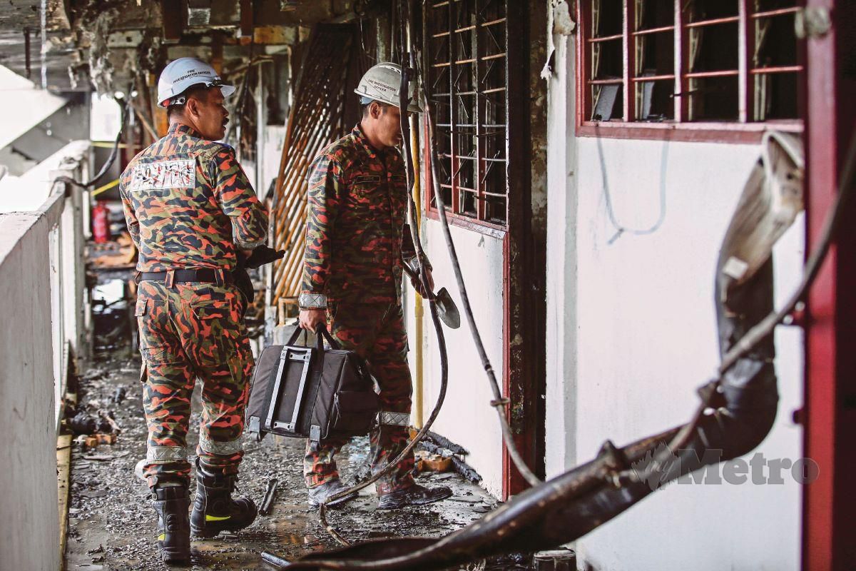 ANGGOTA Jabatan Bomba dan Penyelamat Malaysia dari Unit Forensik melakukan kerja pemeriksaan punca kebakaran selepas kejadian kebakaran enam unit rumah di Blok 70, Flat Sri Sabah, Cheras. FOTO Aizuddin Saad
