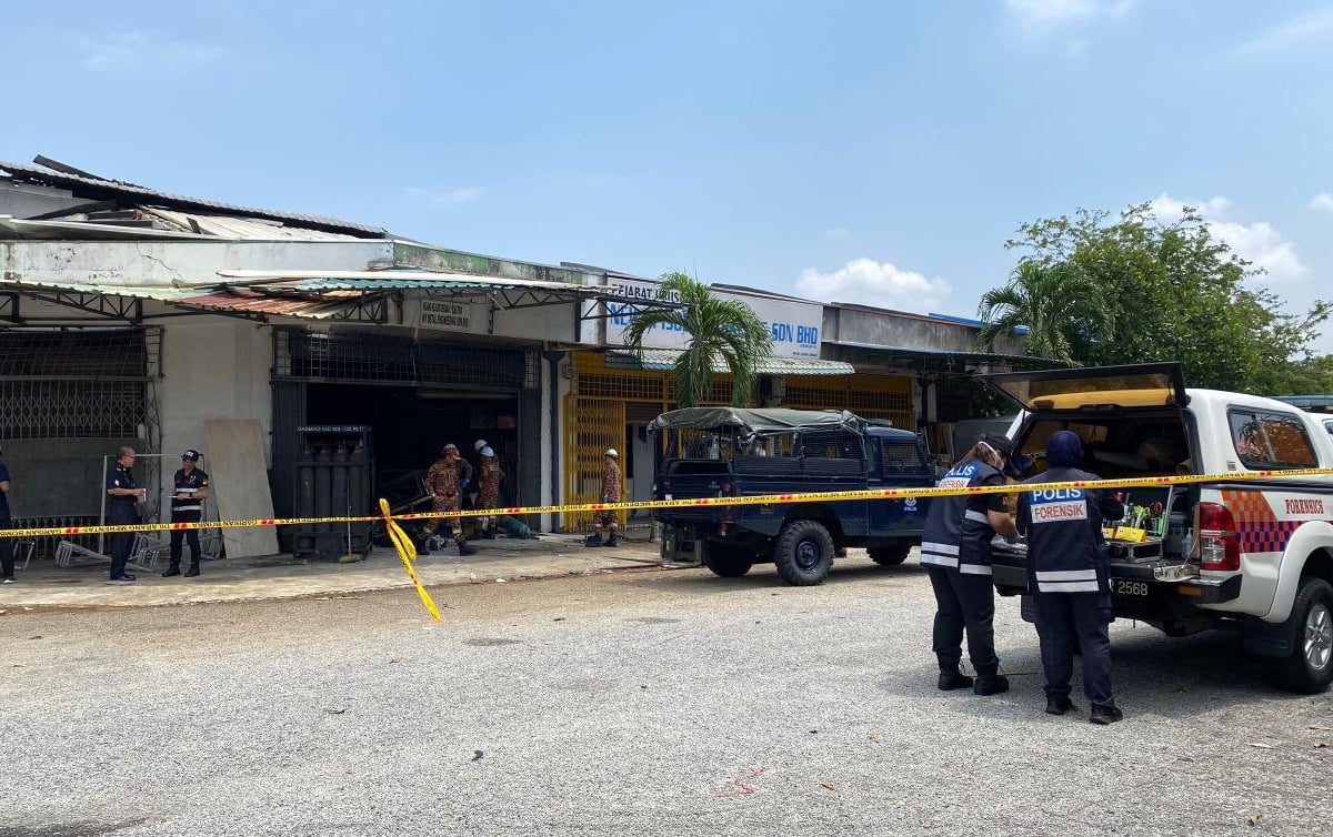 PIHAK forensik bomba dan forensik polis menjalankan siasatan susulan letupan gas ‘acetylene’ di sebuah premis di Taman Perindustrian Puchong Utama, Puchong, hari ini.