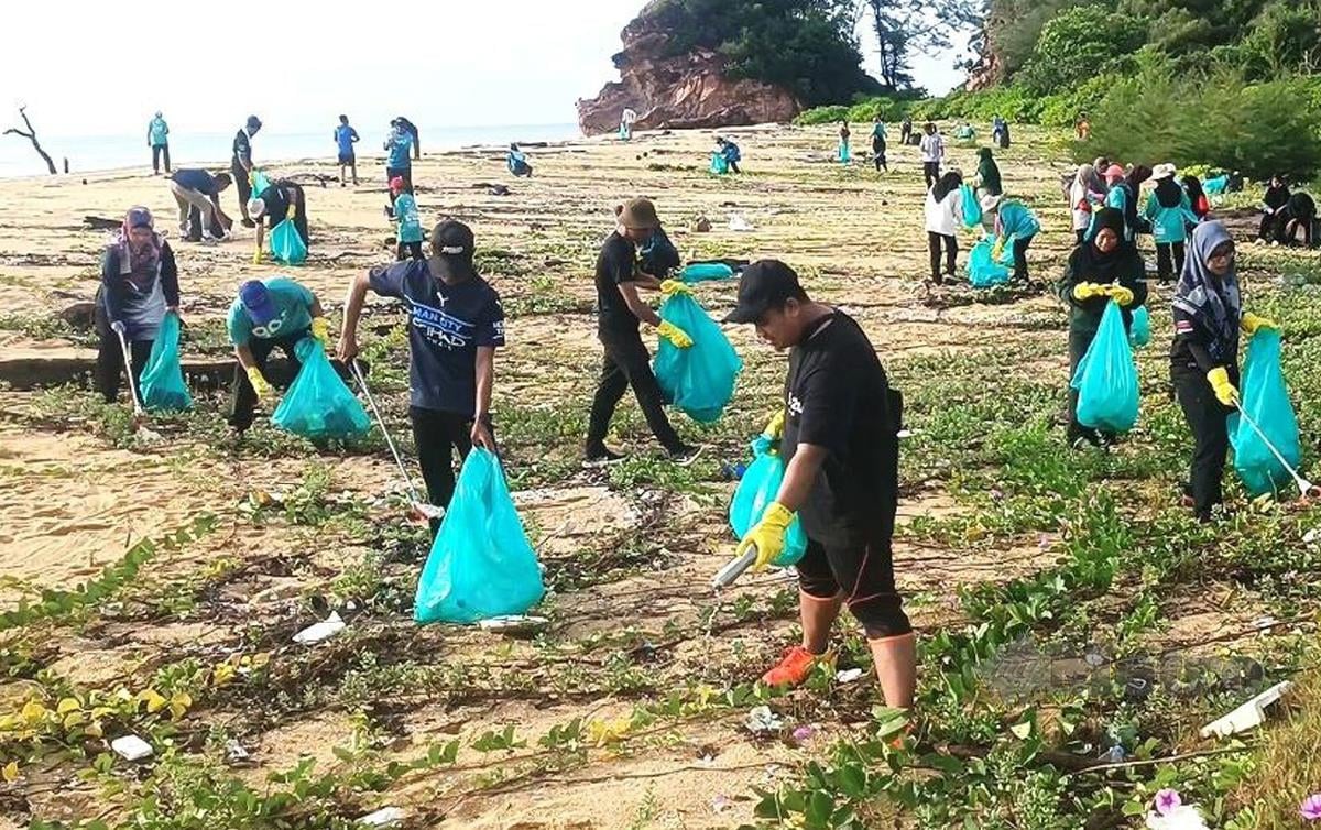 AHLI Geng Plastik Ija GPI mengutip sampah pada gotong-royong yang diadakan di Pantai Rumah Murah Kemasik. FOTO Rosli Ilham