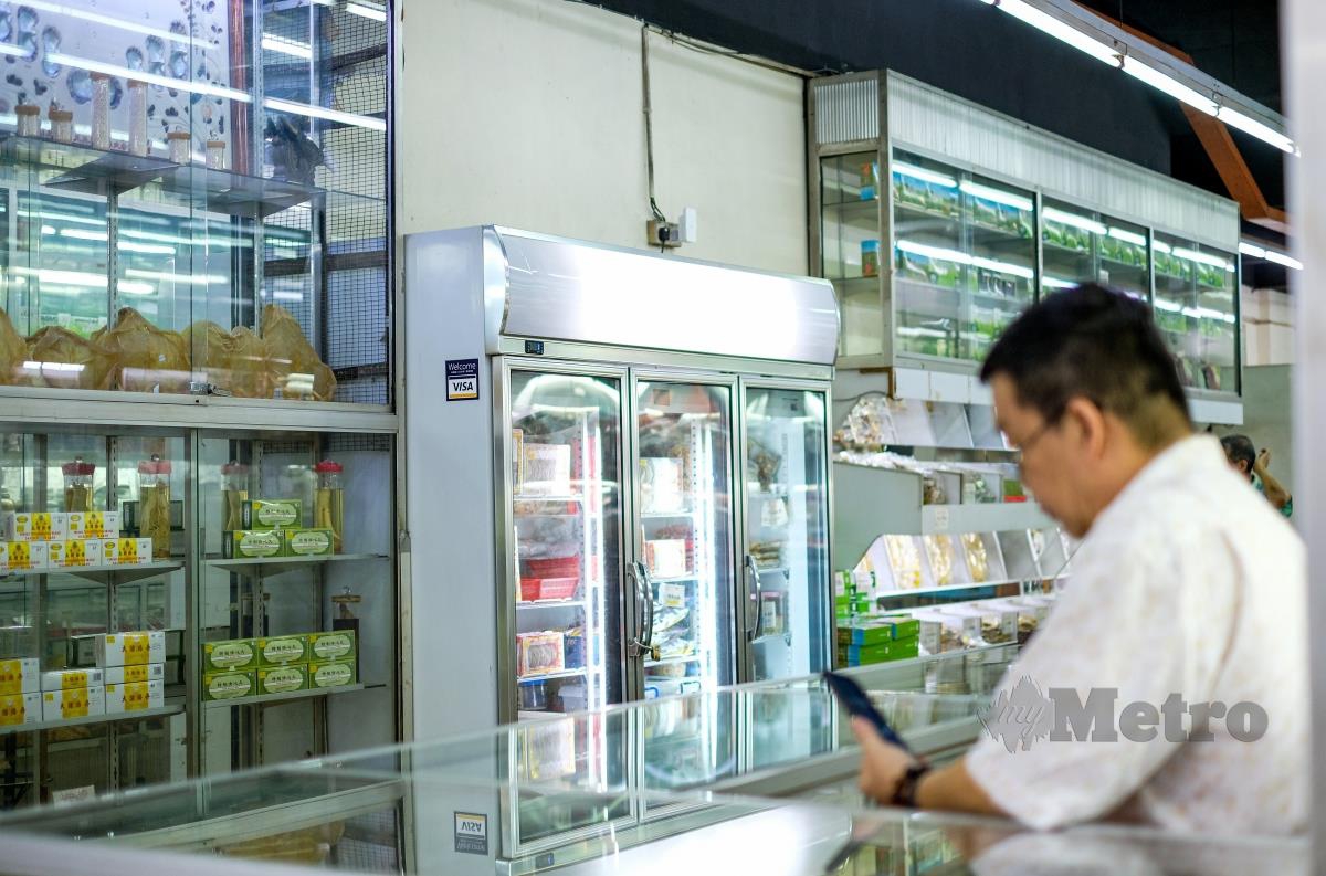 TINJAUAN penjualan ubat ubat tradisional cina disekitar Kuala Lumpur berikutan pengamal perubatan tradisional dan komplementari yang berdaftar. FOTO Hazreen Mohamad
