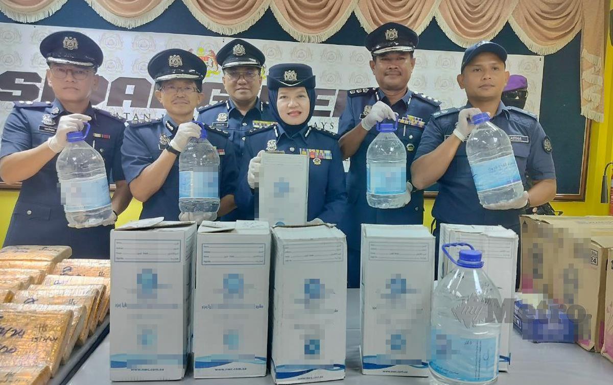 SEBAHAGIAN daripada 5,000 botol air zam zam bernilai RM1.3 juta yang dirampas. FOTO Zuliaty Zulkiffli