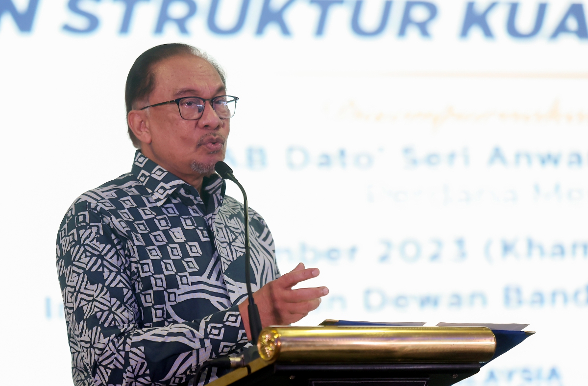 ANWAR Ibrahim  berucap ketika hadir pada Majlis Peluncuran Pelan Struktur Kuala Lumpur 2040 (PSKL2040) di Institut Latihan Dewan Bandaraya Kuala Lumpur hari ini. FOTO Bernama