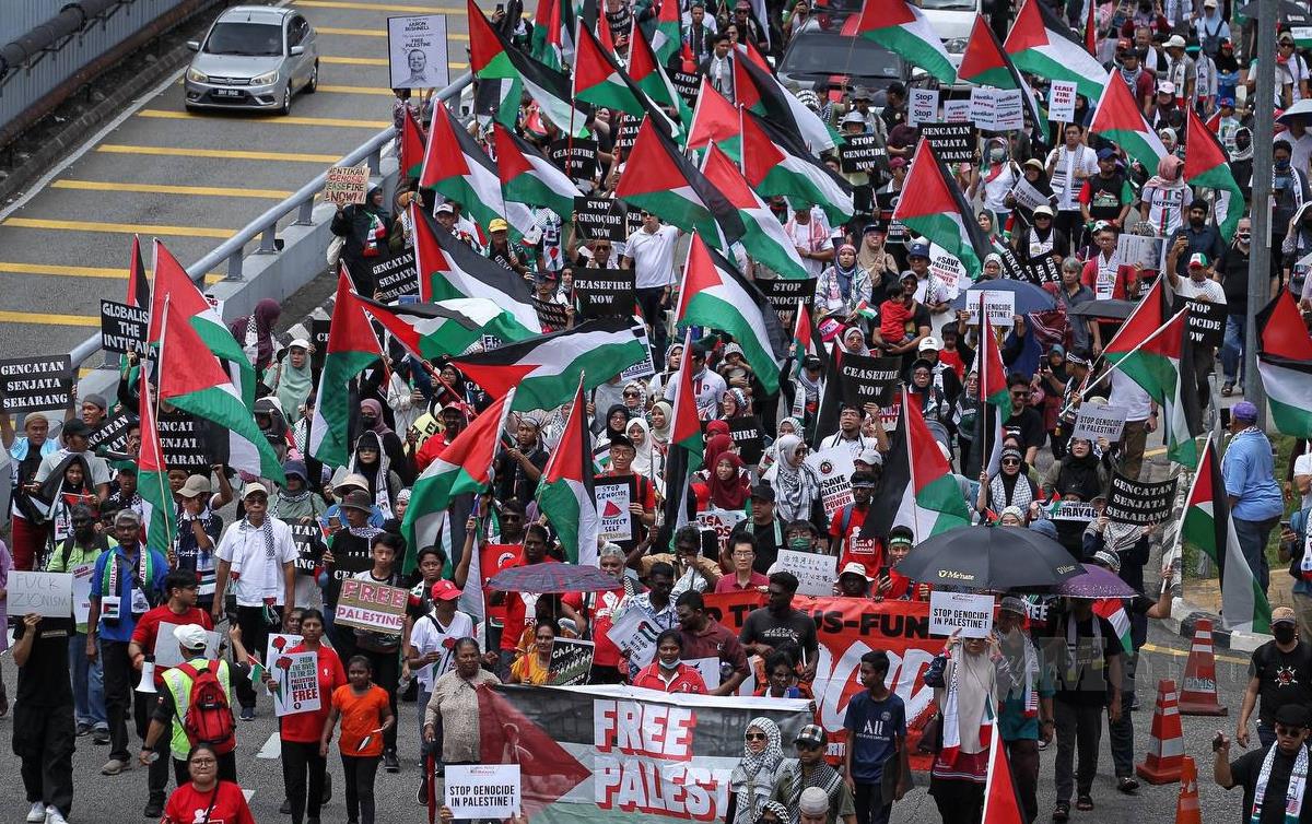 ORANG ramai ketika Himpunan Mega demi Rakyat Palestine “Hentikan Genocide” disekitar Kuala Lumpur. FOTO Aziah Azmee