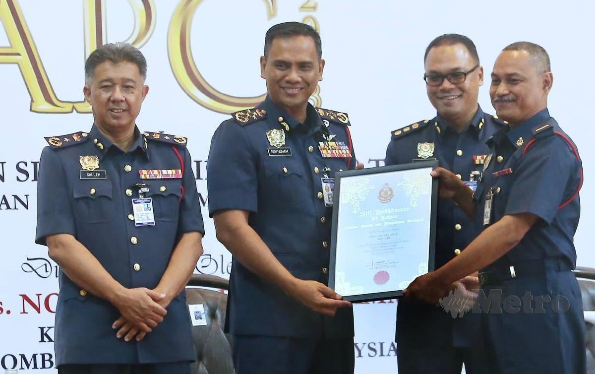 NOR Mohammad menyampaikan anugerah kepada pegawai dan anggota bomba pada Majlis Anugerah Perkhidmatan Cemerlang (APC) Tahun 2023. FOTO Saifullizan Tamadi