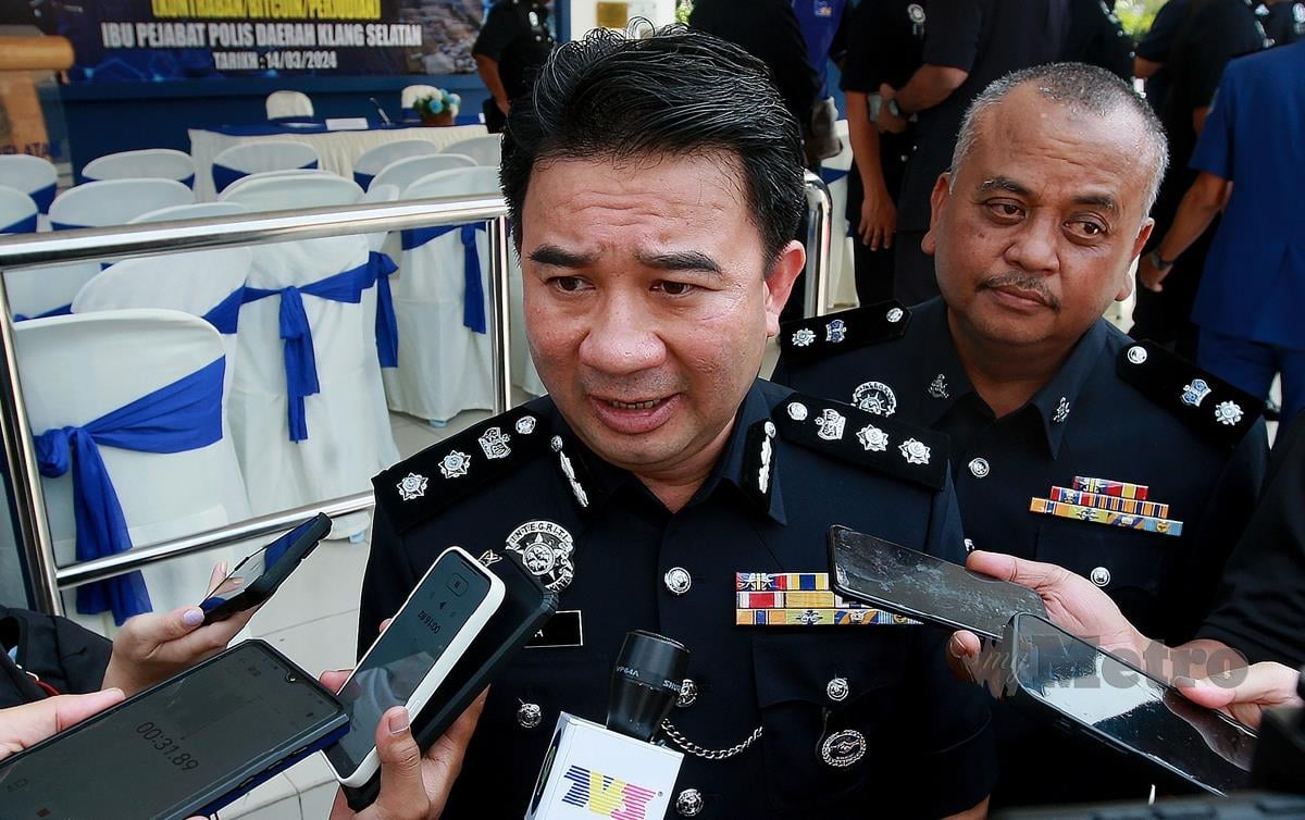 CHA Hoong Fong (kiri) ditemui media selepas pelupusan barang kes perjudian, kontraban, bitcoin di Ibu Pejabat Polis Daerah Klang Selatan. FOTO Faiz Anuar