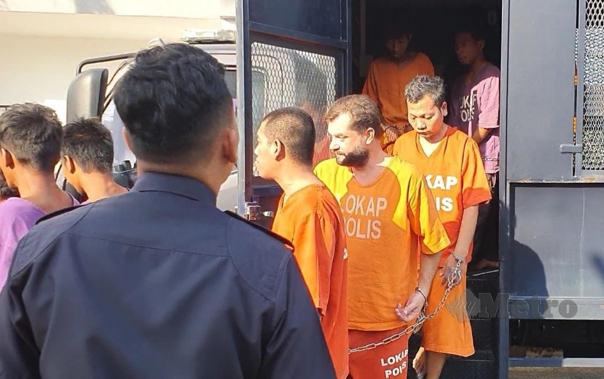 MATTHEW (dua dari kanan) ketika tiba di Mahkamah Sesyen Langkawi bagi berhadapan tuduhan menghasilkan bahan penganiyaan seksual terhadap kanak-kanak. FOTO Hamzah Osman
