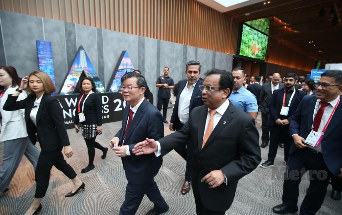 Chow Kon Yeow (dua dari kanan) diiringi John D Chacko (kanan) semasa berjalan-jalan melawat gerai di Kongres Dunia Persatuan Pengiklanan Antarabangsa (IAA) ke-45. FOTO Mikail Ong