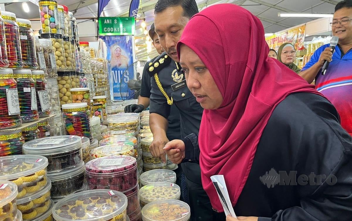 LILIS Saslinda membuat pemeriksaan pada walkabout di Bazar Ramadan Angsana Johor Bahru Mall. FOTO Omar Ahmad