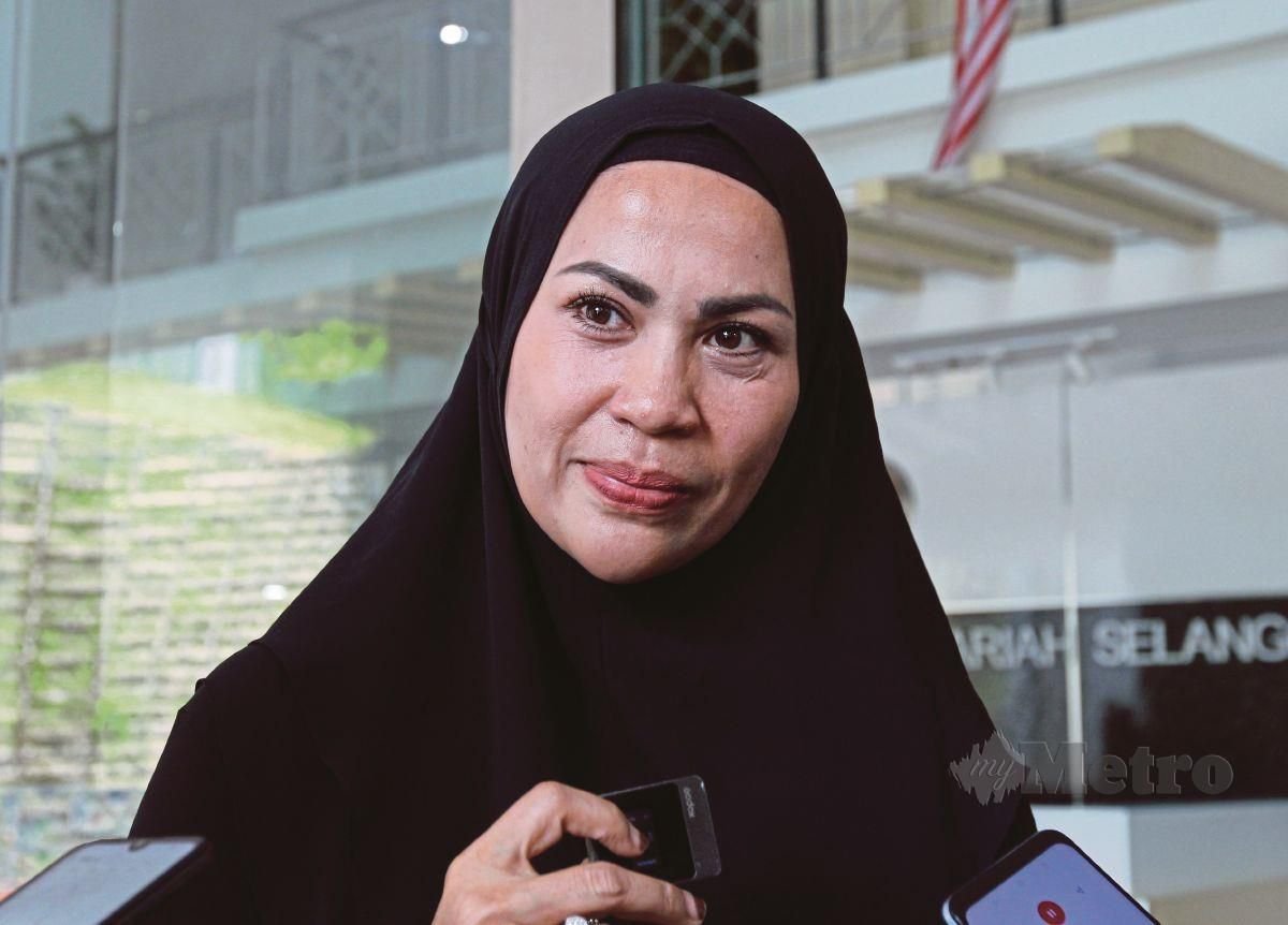 FITRIA Elfina sebak ketika ditemui media ketika hadir bagi proses Sulh di Mahkamah Tinggi Syariah Shah Alam. FOTO Aziah Azmee