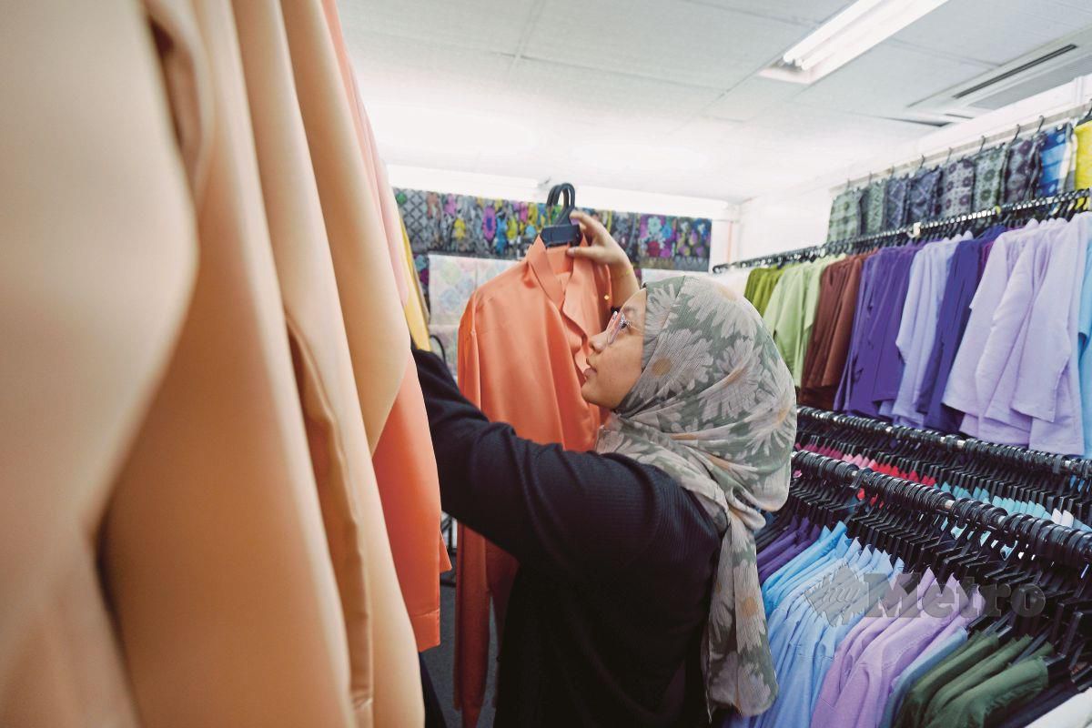 ALISSA Irdina menjual Baju Melayu dan juga sampin di Kompleks PKNS Shah Alam sepanjang bulan Ramadan ini. FOTO Farhan Razak