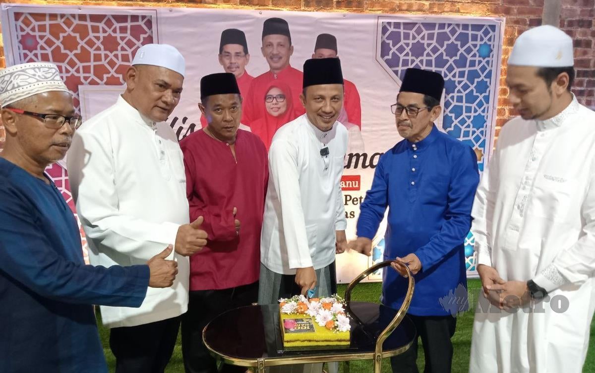 ROZI (dua kanan) memotong kek sebagai tanda 100 hari dilantik sebagai Pengerusi UMNO negeri. FOTO Baharom Bakar