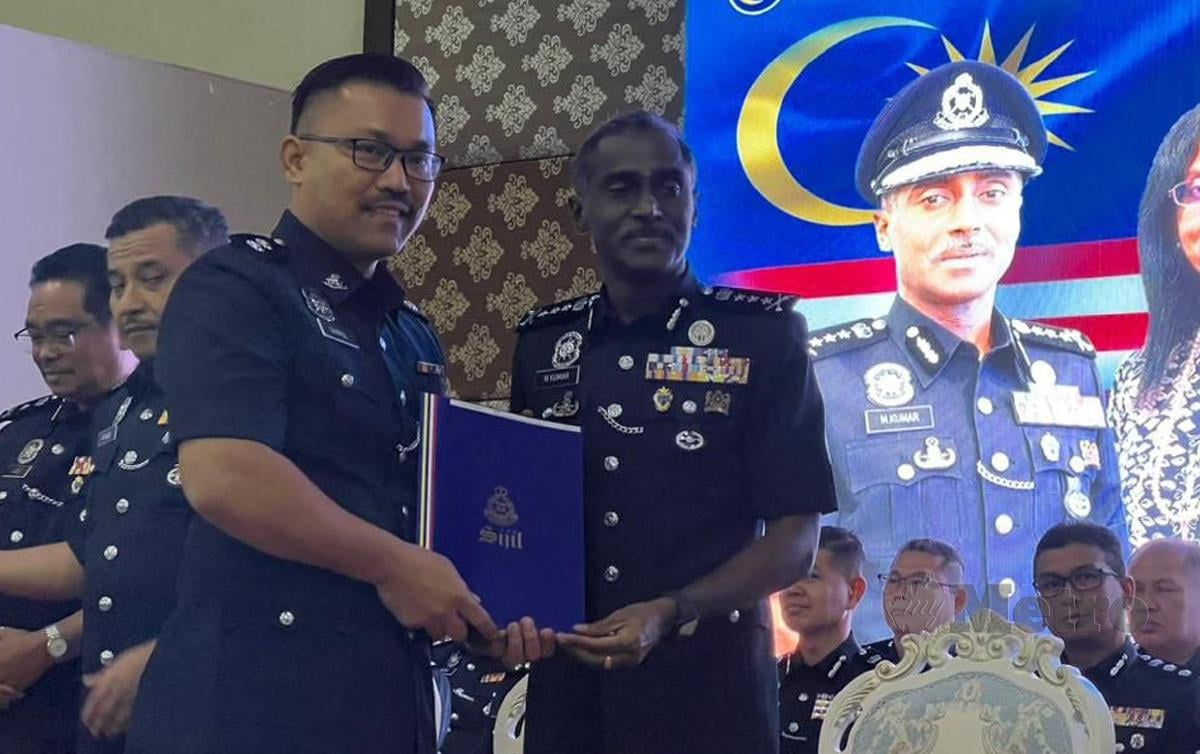 M Kumar menyampaikan sijil penghargaan Ketua Polis Johor kepada pegawai dan anggota. FOTO Omar Ahmad