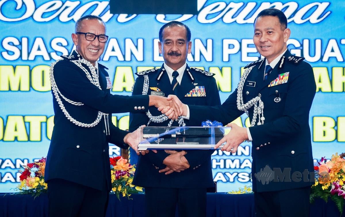 RAZARUDIN Husain menyaksikan serah terima tugas antara Datuk Mohd Azman (kiri) bersama Datuk Mohd Nasri (kanan) di PULAPOL Kuala Lumpur. FOTO Asyraf Hamzah