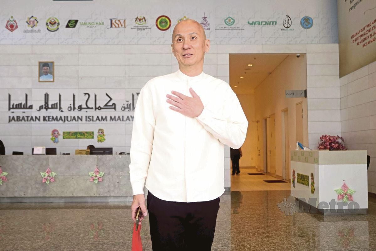 NG Chuan Hoo berjalan keluar selepas selesai memberi keterangan berhubungan isu kalimah Allah pada tapak kasut di Ibu Pejabat JAKIM, Putrajaya. FOTO Aizuddin Saad