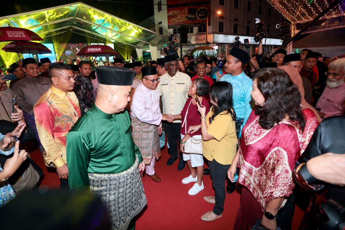 Menteri Besar Selangor Datuk Seri Amirudin Shari beramah mesra dengan orang ramai yang hadir pada Majlis Rumah Terbuka Aidilfitri Peringkat Negeri Selangor Tahun 2024 di Pekan Kuala Kubu Baharu malam tadi. FOTO BERNAMA