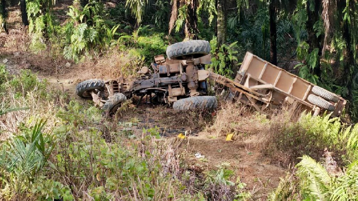 Keadaan jentera jenis farm traktor dinaiki mangsa yang hilang kawalan lalu jatuh ke gaung di sebuah ladang di Jalan Sapi Nangoh, Beluran. FOTO Ihsan PDRM