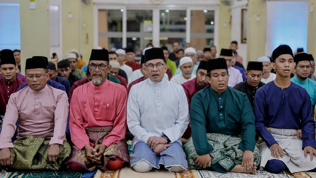 ANWAR bersama jemaah di Masjid Taman Rakan Sungai Long. FOTO BERNAMA
