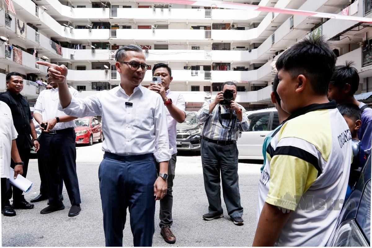 Menteri Komunikasi merangkap Ahli Parlimen Lembah Pantai, Fahmi Fadzil melawat Apartment Putra Ria susulan insiden bumbung jatuh timpa kereta, Sabtu lalu. FOTO SADIQ SANI