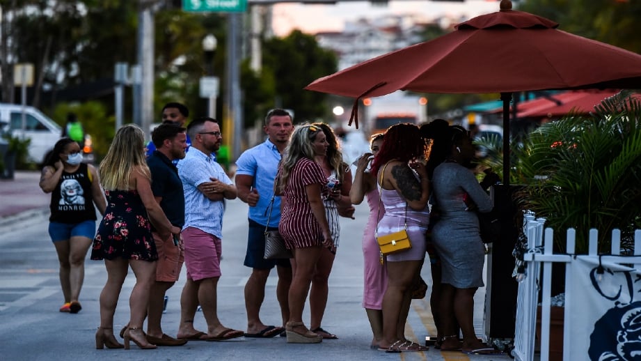 ORANG ramai sedang beratut untuk masuk ke sebuah restoran di Pantai Miami, Florida. FOTO AFP