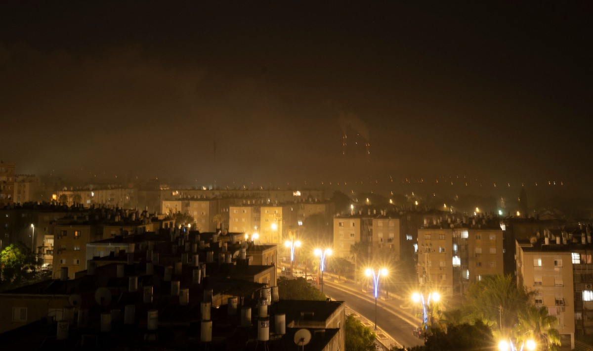 Kepulan asap tebal akibat pengeboman Semenanjung Gaza menyerang bandar sempadan Israel Ashkelon pada malam 27 Oktober 2023 ketika pertempuran antara Israel dan pergerakan Hamas Palestin berterusan. FOTO AFP