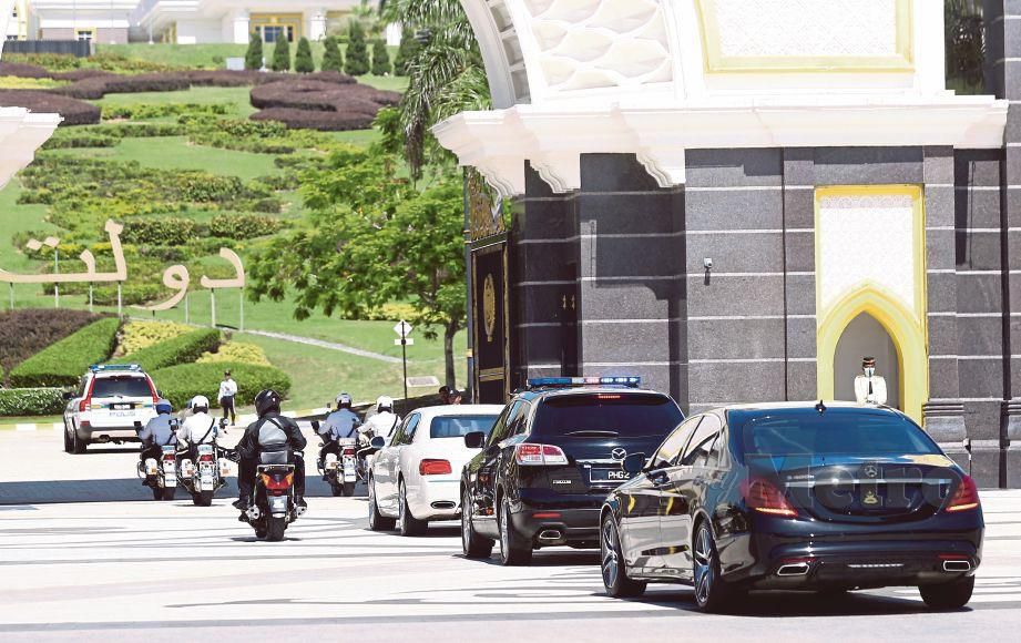 KELIHATAN kenderaan yang membawa raja-raja melayu tiba di Istana Negara untuk menghadiri mesyuarat khas melibatkan Majlis Raja-Raja diadakan di Istana Negara.  FOTO Aswadi Alias.
