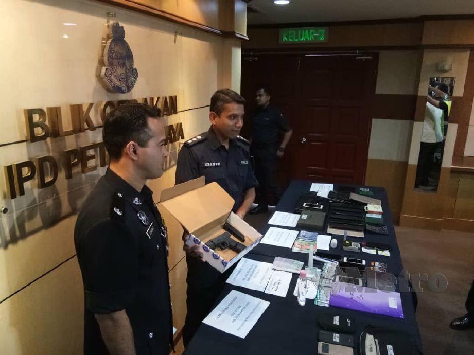 KETUA Polis Daerah Petaling Jaya Asisten Komisioner Nak Ezanee Mohd Faisal menunjukkan pistol tiruan yang dirampas dalam serbuan membabitkan seorang lelaki yang memecah masuk sebuah rumah.