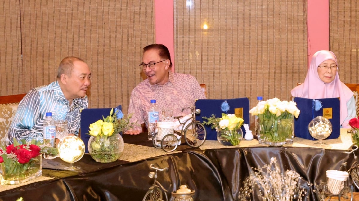 ANWAR berbincang sesuatu dengan Hajiji ketika menghadiri Majlis Makan Malam bersama Jemaah Menteri Sabah malam ini. FOTO BERNAMA
