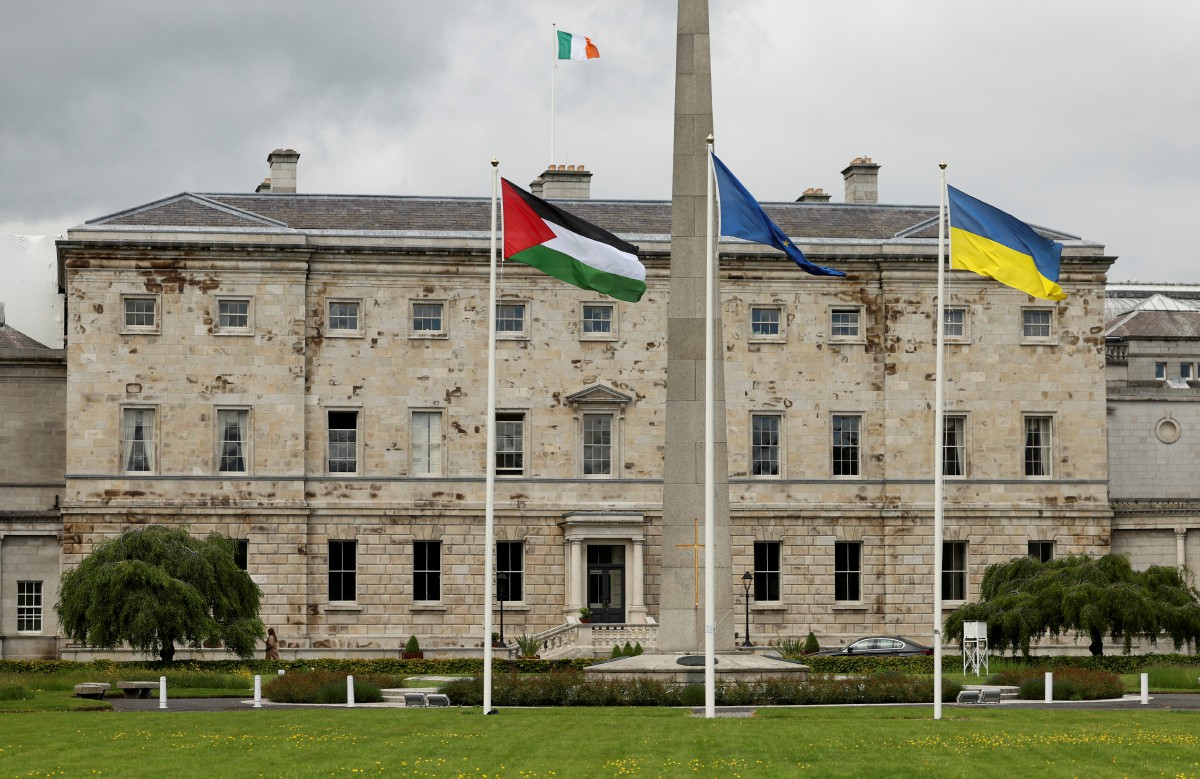 Bendera Palestin dan Ireland berkibar, selepas Ireland mengumumkan ia mengiktiraf negara Palestin di luar Leinster House di Dublin, Ireland, 28 Mei 2024. FOTO REUTERS