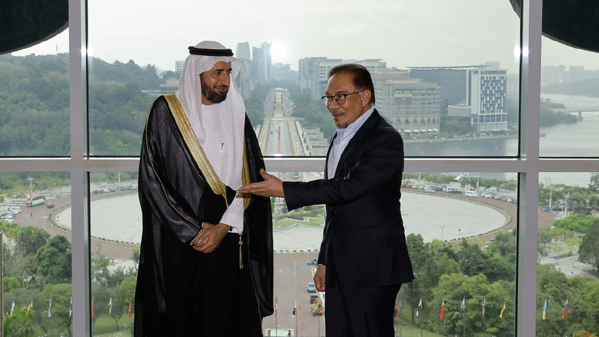 Datuk Seri Anwar Ibrahim hari ini menerima kunjungan hormat Menteri Haji dan Umrah Arab Saudi Dr Tawfiq Fawzan Al-Rabiah. FOTO BERNAMA