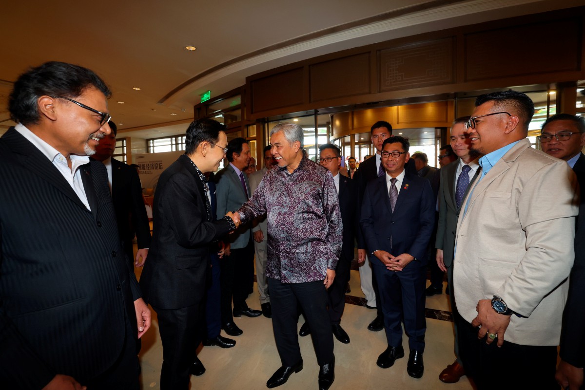 Datuk Seri Dr Ahmad Zahid Hamidi (tengah) kini dalam lawatan rasmi pertamanya ke China. FOTO BERNAMA