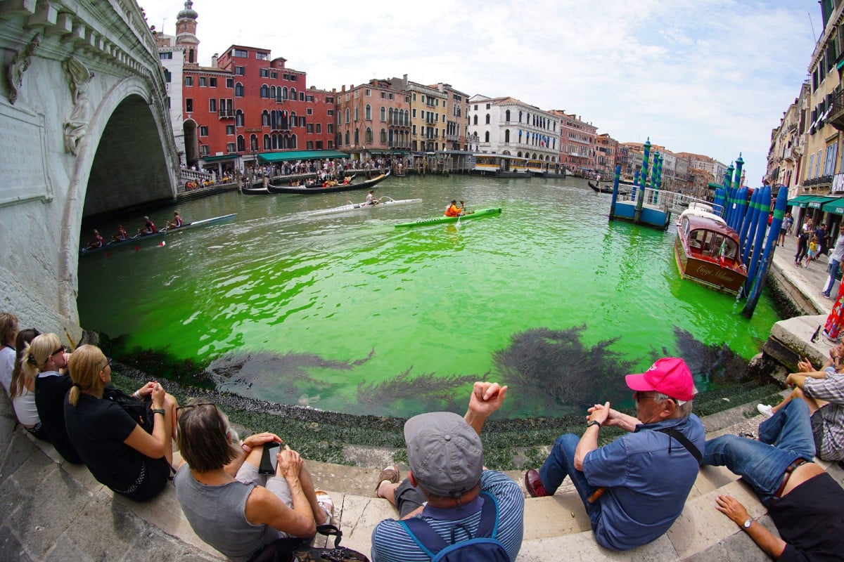 Air di terusan utama Venice bertukar hijau. - FOTO AFP