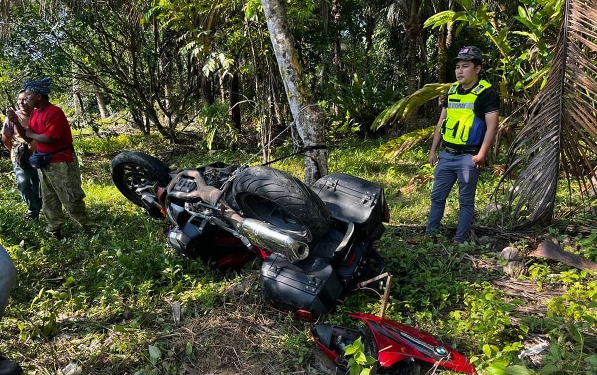 KEADAAN motosikal berkuasa tinggi terbabit kemalangan sehingga meragut nyawa pasangan suami isteri. FOTO ihsan Polis