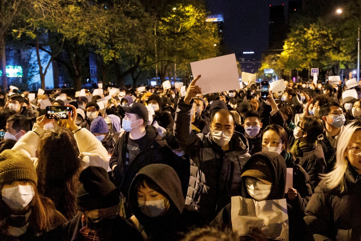 Orang ramai memegang kertas putih sebagai tanda protes terhadap dasar sifar-Covid yang terlalu ketat. - FOTO Reuters