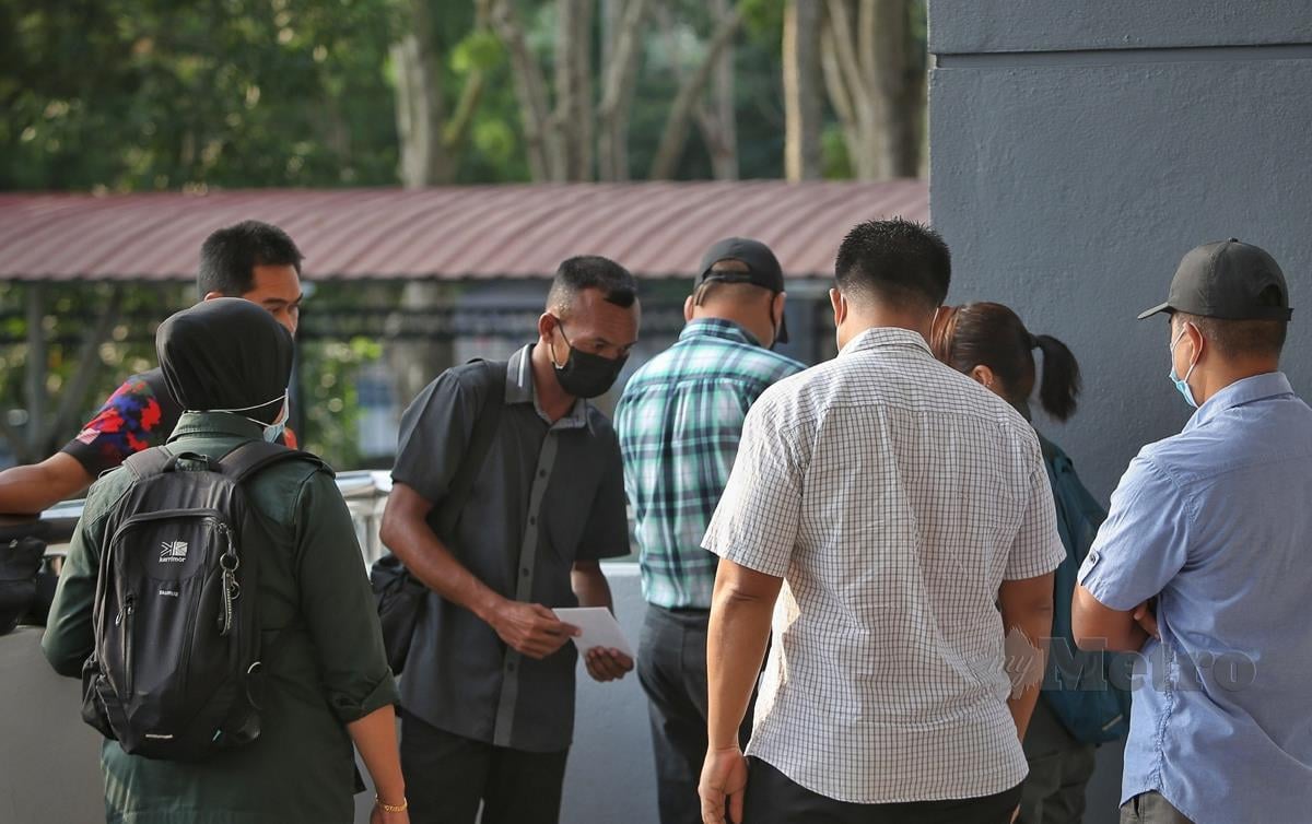 LAPAN anggota polis dihadapkan ke Mahkamah Sesyen Seremban atas pertuduhan menyimpan bahagian badan pelanduk tanpa lesen. FOTO Azrul Edham