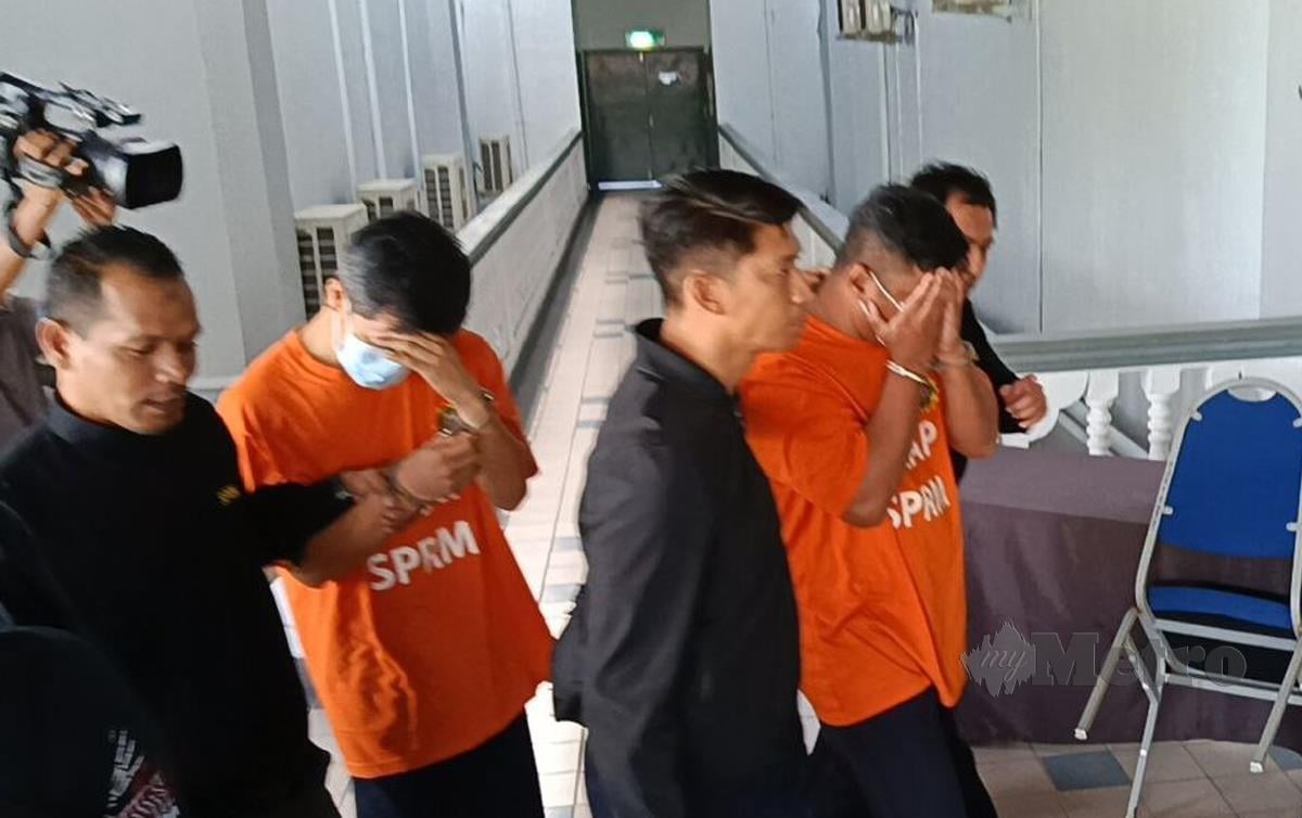 PEGAWAI SPRM MELAKA mengiringi dua suspek yang direman bagi membantu siasatan kes rasuah lebih RM300,000. Meor Riduwan Meor Ahmad