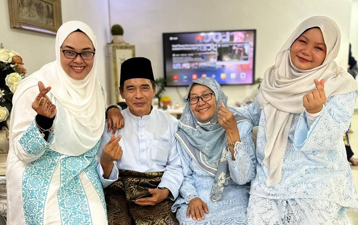 Nurul Ain (kanan) bersama kedua ibu bapa dan adiknya pada pagi 1 Syawal lalu.